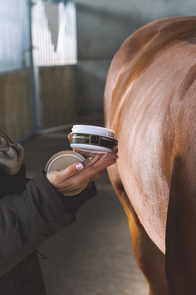 Halte insecte, produit anti-moustique naturel fabriqué en France par Ungula Naturalis, appliqué à la main sur un cheval alezan