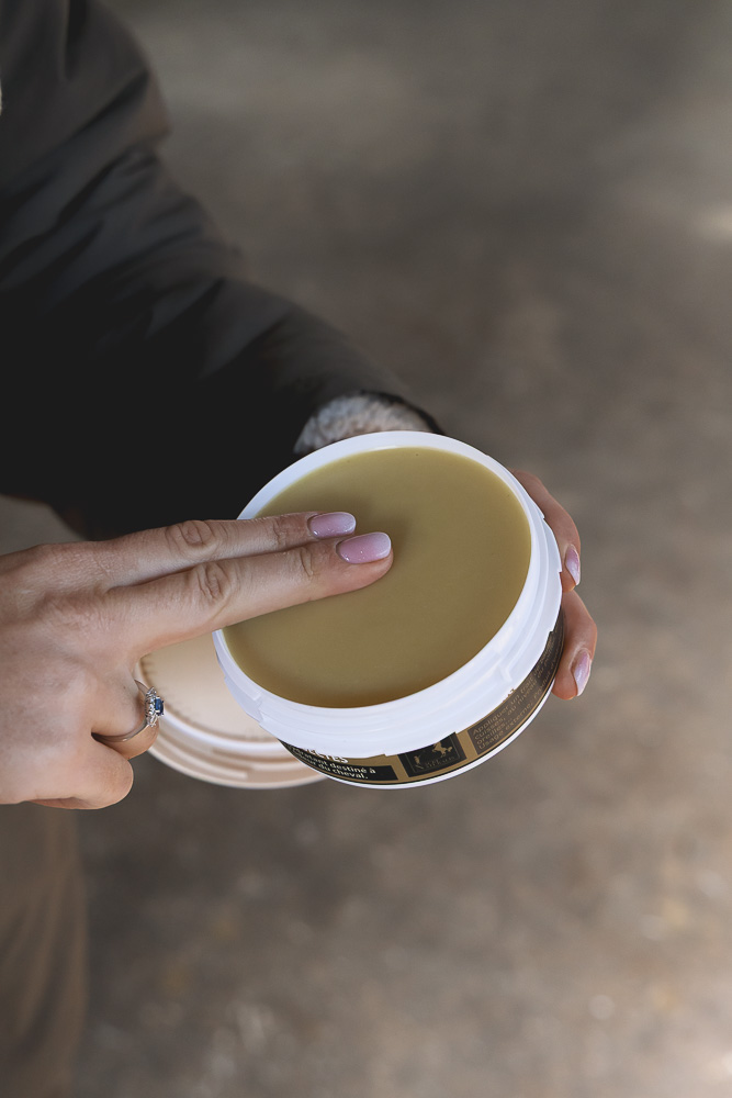 pot de Halte Insecte, produit anti-moustique naturel fabriqué en France par Ungula Naturalis, ouvert prêt à être appliqué sur un cheval