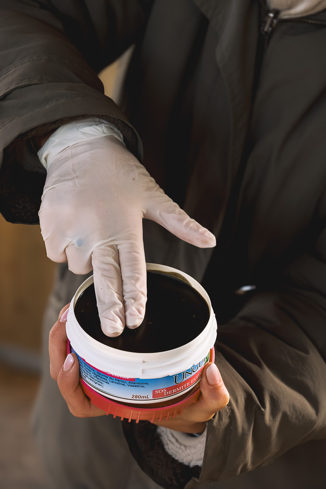 Pot de SOS Dermite Estivale, baume cicatrisant naturel et fabriqué en France par Ungula Naturalis, calme les irritations, ouvert et prêt à être appliqué