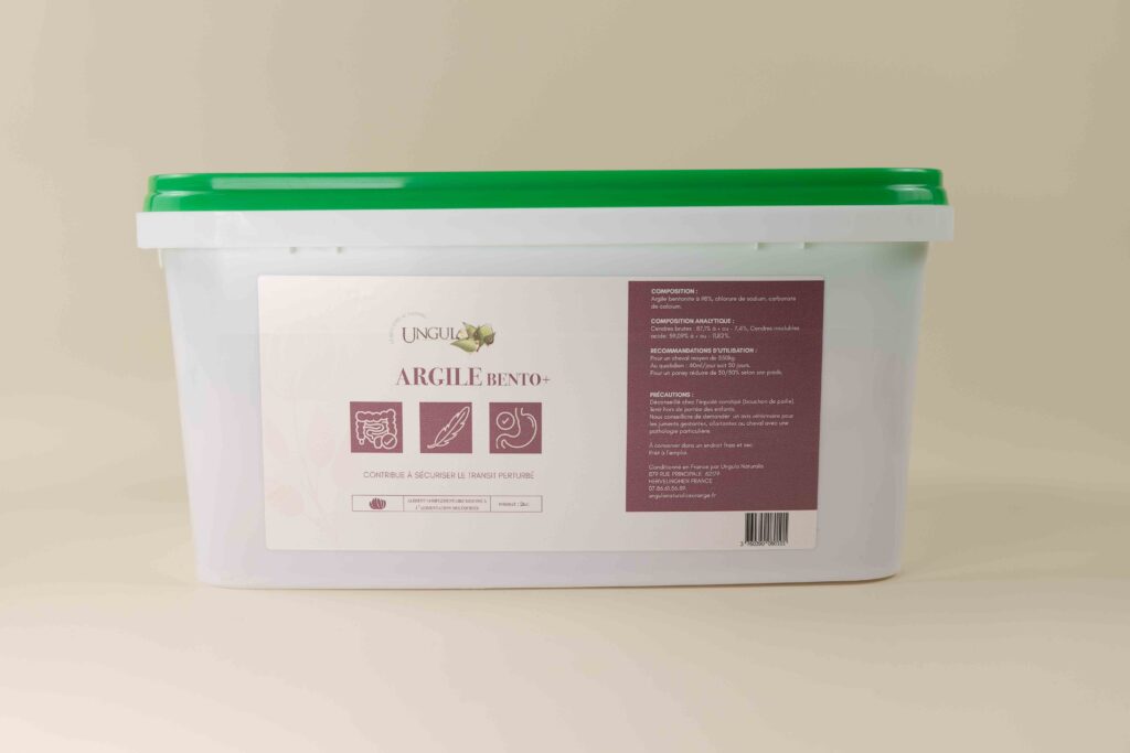 Argile Bento+ livré dans un sceau contribue à sécuriser le transit du cheval