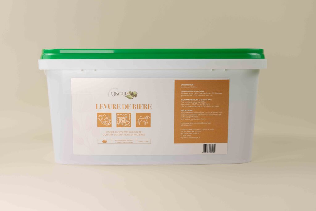 Levure de bière en plante pure disposé dans un sceau blanc au couvercle vert, complément alimentaire destiné au soutien du système immunitaire du cheval