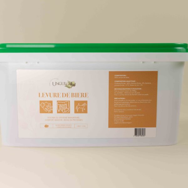 Levure de bière en plante pure disposé dans un sceau blanc au couvercle vert, complément alimentaire destiné au soutien du système immunitaire du cheval