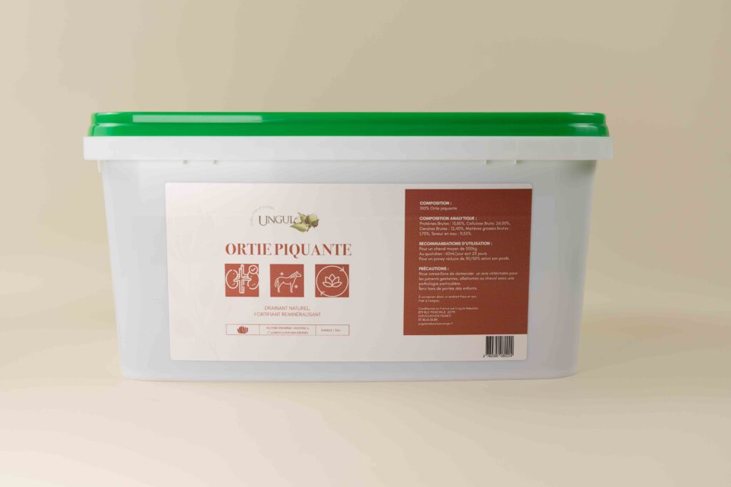 Ortie piquante en plante pure destinée à compléter l'alimentation du cheval, c'est un drainant et déminéralisant naturel, fabriqué en France par Ungula Naturalis