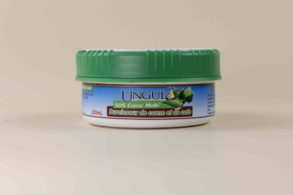 produit destiné à ducir la corne et la sole du sabot du cheval. SOS Corne Molle est fabriqué en France par Ungula Naturalis