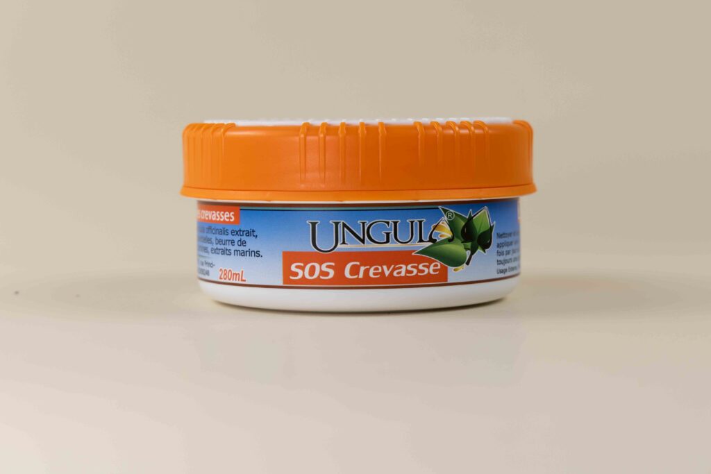 SOS Crevasse produit destiné à protéger et soulager le cheval des crevasses et blessures profondes. Il est fabriqué en France par Ungula Naturalis à partir de produit naturels