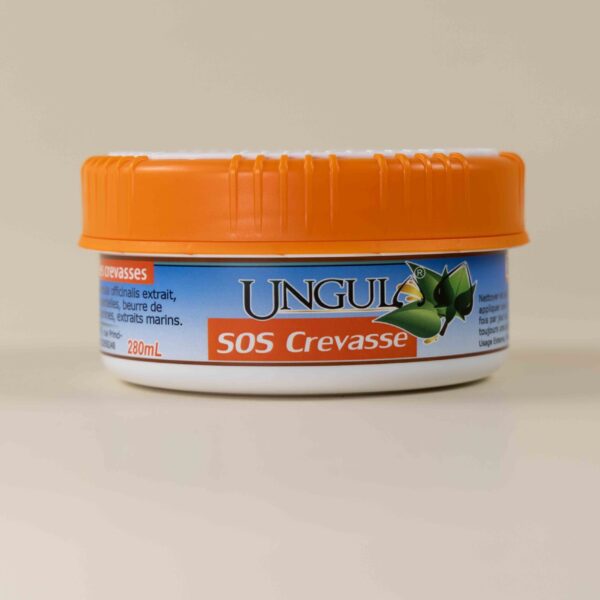SOS Crevasse produit destiné à protéger et soulager le cheval des crevasses et blessures profondes. Il est fabriqué en France par Ungula Naturalis à partir de produit naturels