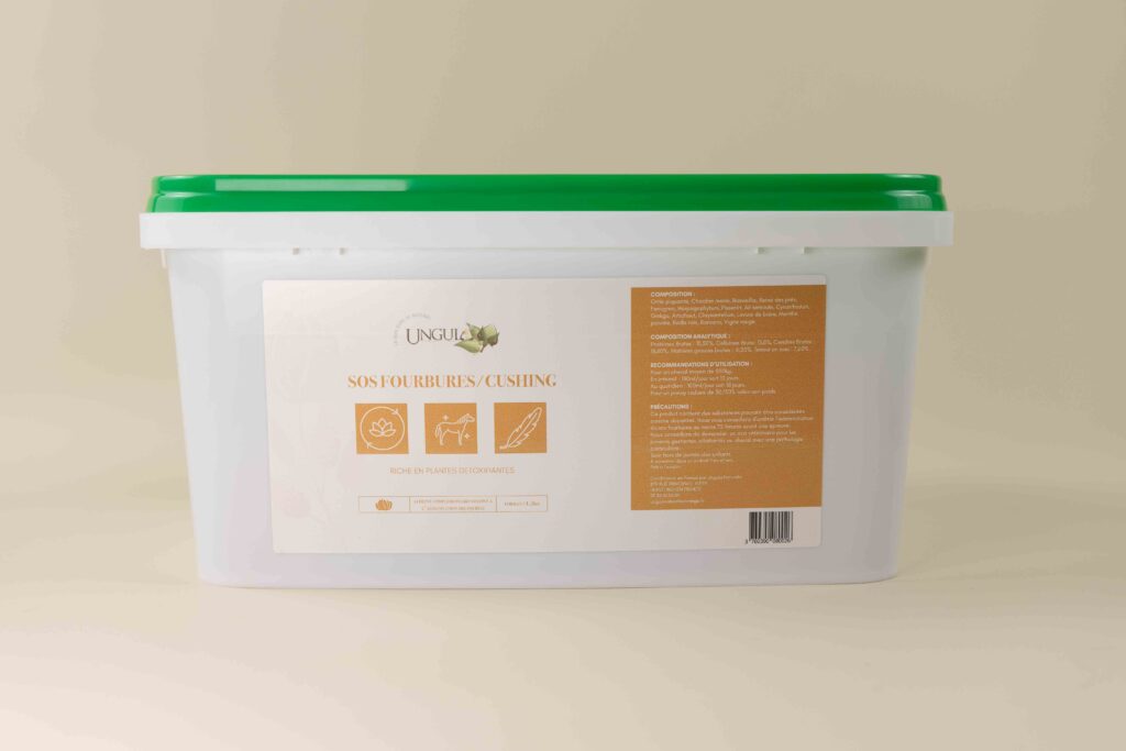 Aliment complémentaire sous forme de plante pure destinée à soulager le cheval atteint de la maladie de Cushing ou de fourbure. Il se présente dans un sceau blanc avec un couvercle vert