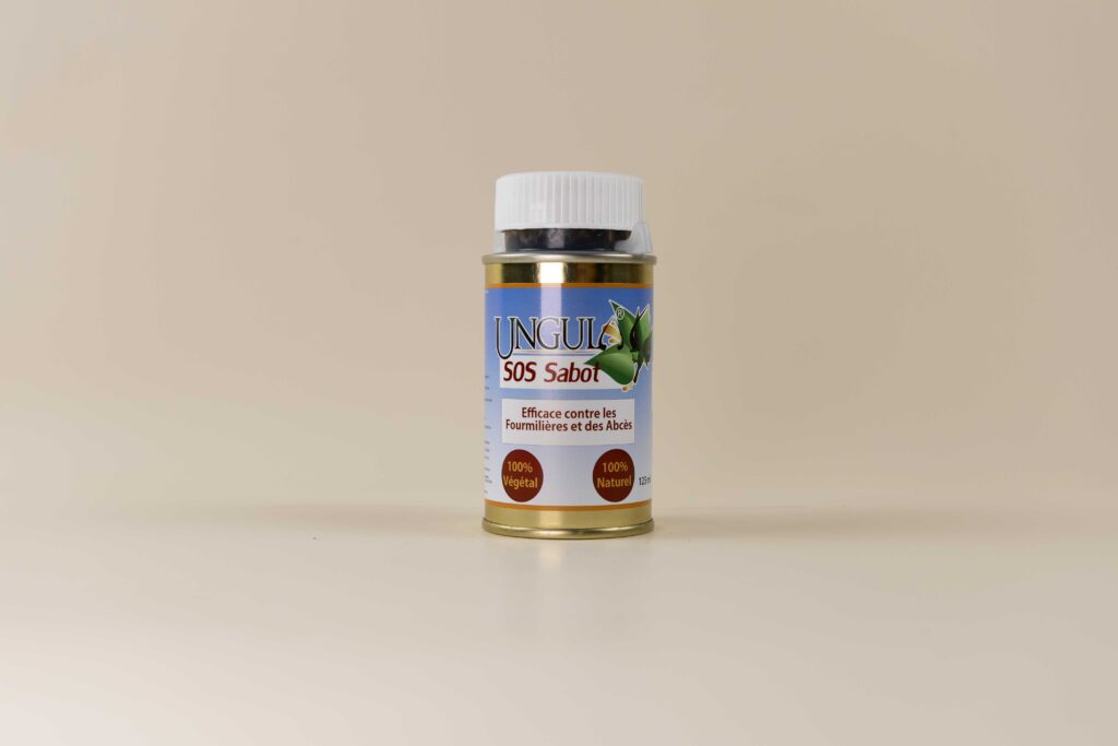 Pot de SOS Sabot, un produit naturel efficace contre les fourmilières et les abcès du cheval, fabriqué par Ungula Naturalis, le pot est disposé sur fond beige