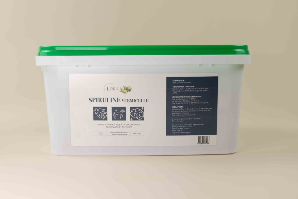 Sceau blanc avec un couvercle vert contenant de la spiruline en vermicelle, produite par Ungula Naturalis