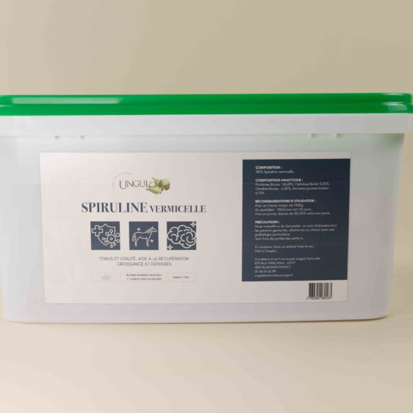 Sceau blanc avec un couvercle vert contenant de la spiruline en vermicelle, produite par Ungula Naturalis