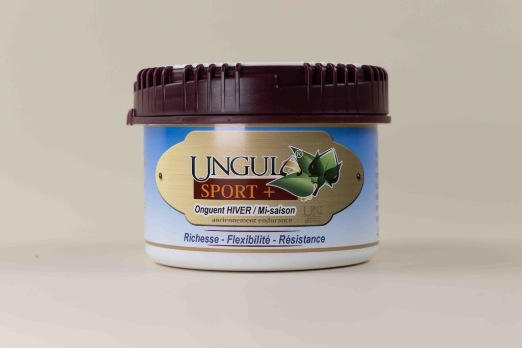 Pot de graisse Sport + Onguent hiver/mi-saison de la marque Ungula sur fond beige