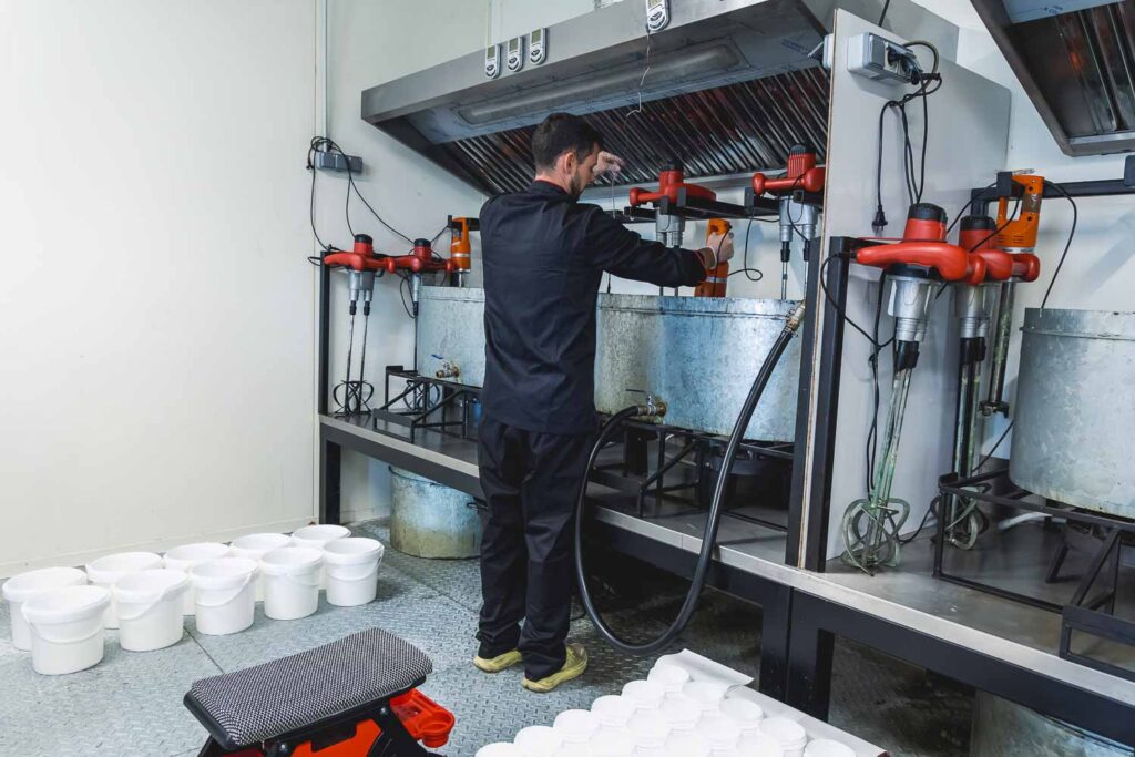 Atelier de fabrication artisanale Ungula Naturalis, graisse à pied et produits de soins naturels pour chevaux fabriqués en France