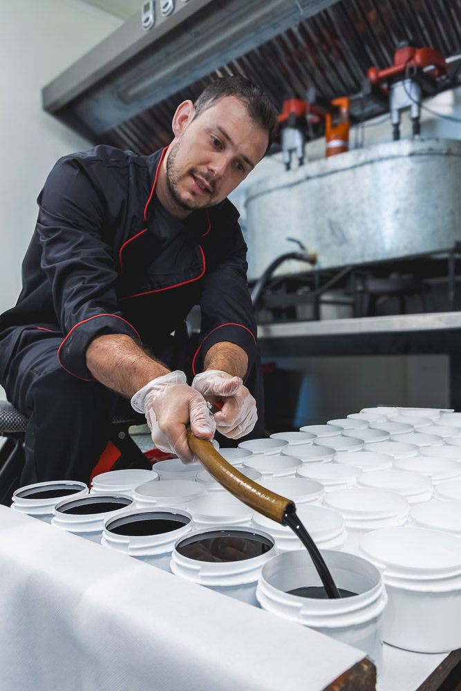 Atelier de fabrication artisanale Ungula Naturalis, graisse à pied et produits de soins naturels pour chevaux fabriqués en France