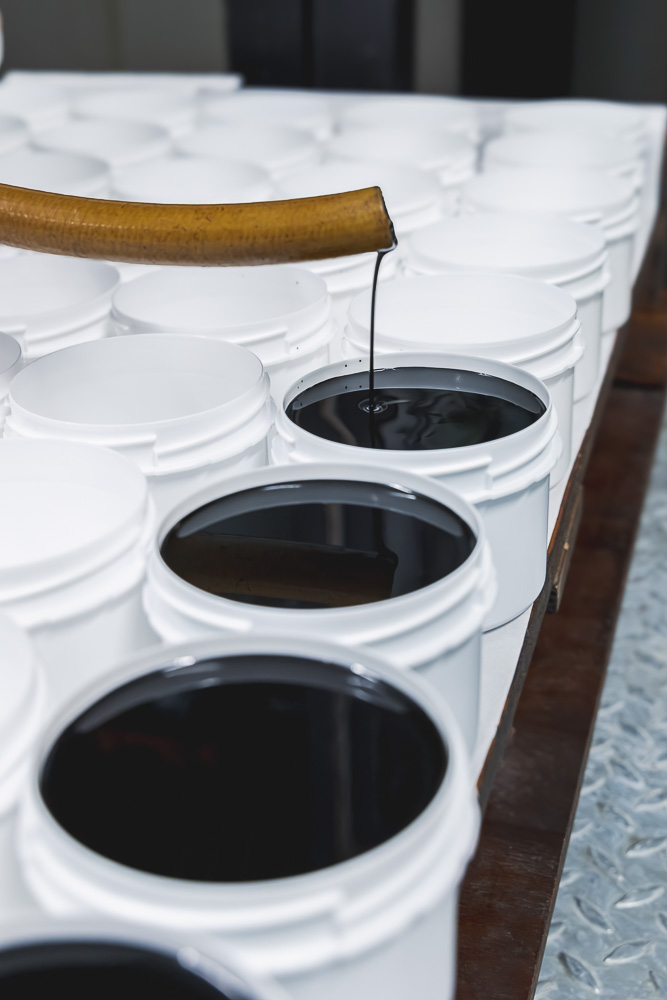 Atelier de fabrication artisanale Ungula Naturalis, graisse à pied et produits de soins naturels pour chevaux fabriqués en France