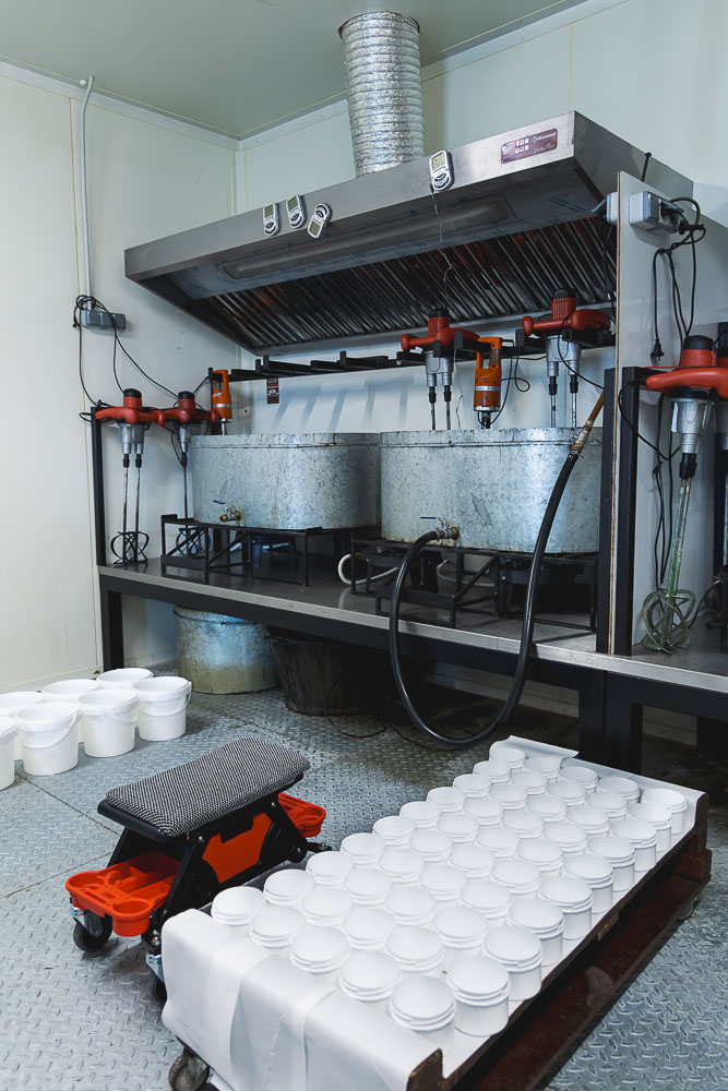 Atelier de fabrication artisanale Ungula Naturalis, graisse à pied et produits de soins naturels pour chevaux fabriqués en France