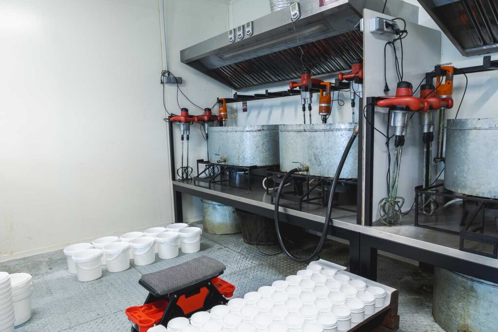 Atelier de fabrication artisanale Ungula Naturalis, graisse à pied et produits de soins naturels pour chevaux fabriqués en France